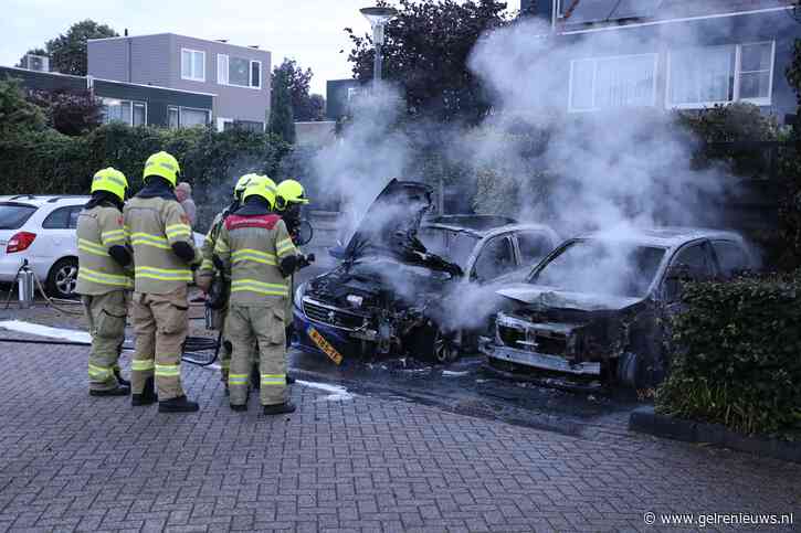 Twee auto’s uitgebrand, politie vermoedt brandstichting