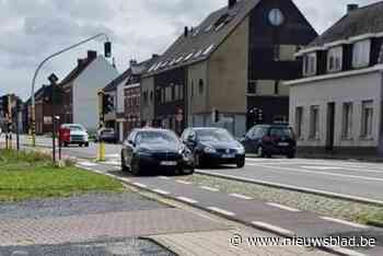 Vrachtwagen en personenwagen komen in aanrijding met elkaar