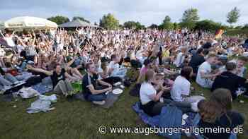 Hunderte feiern beim Public Viewing am Baggersee eine große Party mit bitterem Ende