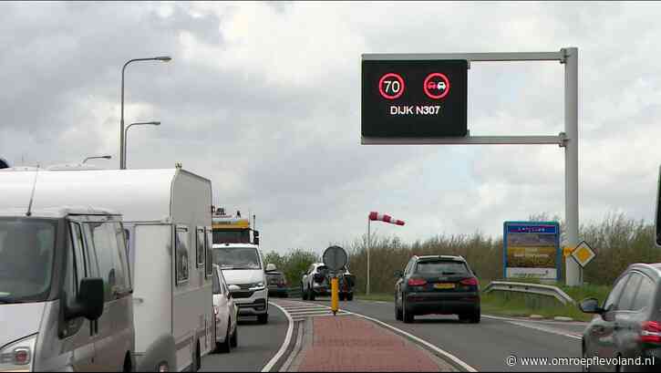 Lelystad - Harde wind op Markerwaarddijk: inhaalverbod en langzamer rijden