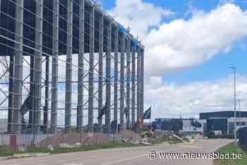 Harde wind zorgt voor schade in bedrijvenpark: isolatieplaten komen los van hoog magazijn