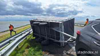 Opgepast! Windvlaag slingert aanhanger van de weg, deze maatrege­len gelden nu op de Houtribdijk