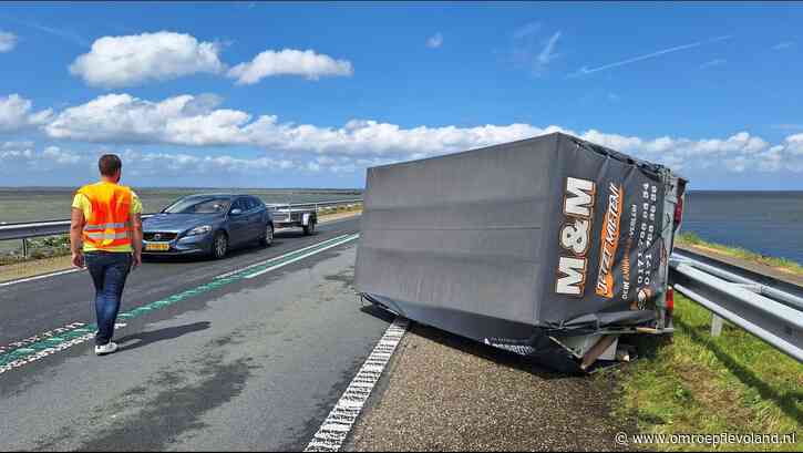 Lelystad - Harde wind op Markerwaarddijk, weg dicht voor vrachtwagens en auto's met aanhanger