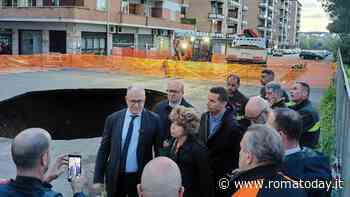 La voragine del Quadraro spaventa i residenti, appello a Segnalini: "Quanto dureranno i lavori?"