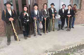 Auf der Walz: Besondere Gruppe macht Pause im Möbelmuseum Steinheim
