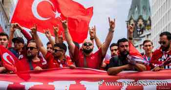 Turkse supporters tonen in binnenstad Berlijn omstreden ‘wolvengroet’, politie beëindigt fanwalk
