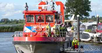 Bootje omgeslagen op rivier, vlak voor redding van opvarenden gaat het nog bijna mis