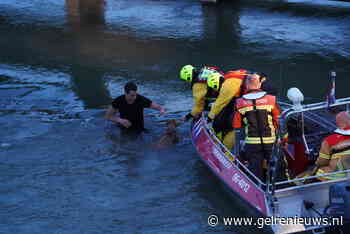 Mannen redden hond uit de IJssel