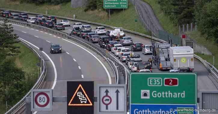 Stau am Gotthard Vorgeschmack auf Ferienbeginn