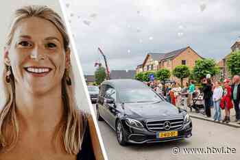 Vriend die vliegtuigje bestuurde, neemt afscheid van Mandy: “Ik zal voor altijd op je blijven wachten”