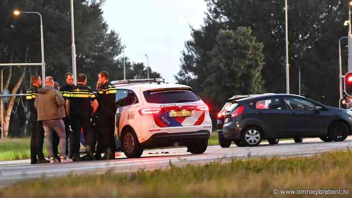 Vrouw (18) zwaargewond na val uit rijdende auto