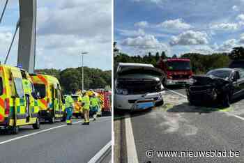 Vijf gewonden naar ziekenhuis gebracht na zwaar ongeval op brug