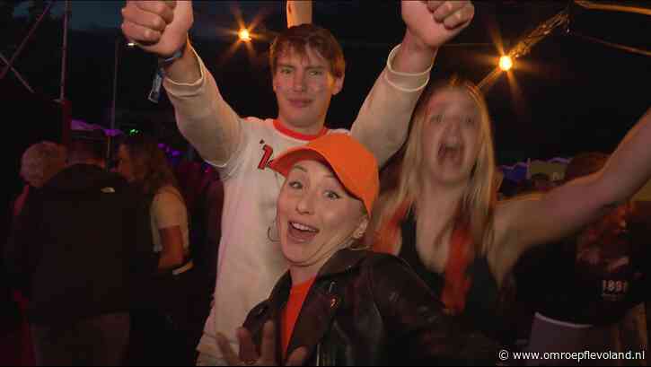 Dronten - Polderfest verandert in Oranjefestival: fans juichen Nederlands elftal naar kwartfinale