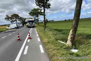 Rukwind blaast bestelwagen tegen boom en in gracht: 90-jarige vrouw gewond