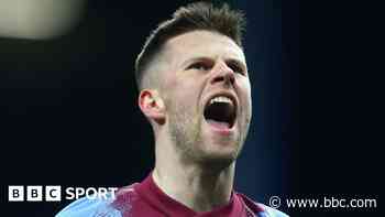 Gudmundsson rejoins Burnley on one-year deal