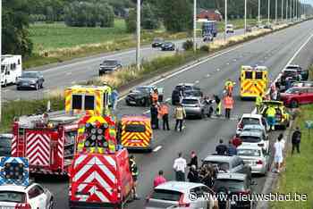 Zwaar verkeersongeval met minstens vijf voertuigen zorgt voor kilometerslange file op E40