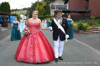 Schützenkönigin aus Hegensdorf trägt ein Traumkleid in Rot
