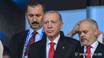 "Schatten auf der Meisterschaft": Erdoğan schimpft im Flugzeug nach Türkei-Aus über UEFA