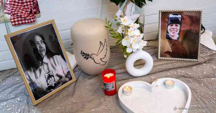 Ouders herdenken zoon Armin (22) in de stad waar zijn leven tragisch bij papiercontainer eindigde: ‘Het is toch verschrikkelijk?’