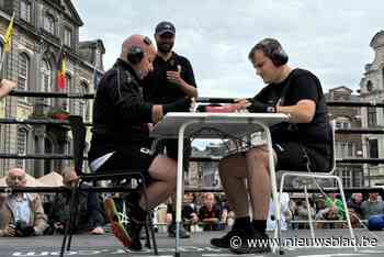 Schakende boksers, boksende schakers en burgemeesters duiken in  ring op Grote Markt: “Je hoofd gebruiken is even belangrijk als je vuisten”