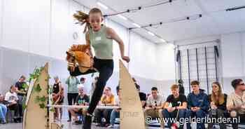 Dit is hobbyhorse, waarbij je met een stokpaard tussen je benen springt: ‘Het wordt in Nederland steeds populairder’