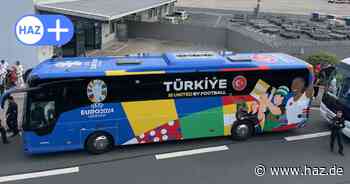Fotos, Autogramme, Wolfsgruß: Türkische Nationalmannschaft reist nach EM-Aus aus Hannover ab