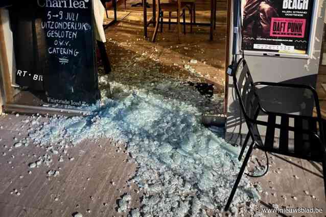 Glazen inkomdeur van restaurant alweer ingeslagen, nog geen spoor van inbrekers: “Geld en iPhone gestolen uit restaurant”