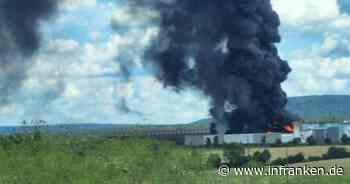 Großbrand im Kreis Kitzingen: Firmen-Halle in Flammen - "Fenster und Türen geschlossen halten"