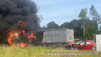 Großeinsatz in Oberreichenbach: Lastwagen brennt vollständig  aus