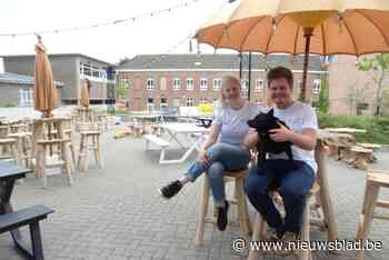 Emily (31) en Richard (36) openen nieuwe zomerbar op speelplaats Broederschool: “Nood aan gezelligheid in de binnenstad tijdens de zomermaanden”