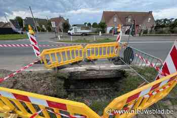 Zinkgat onder wegdek na groot waterlek in Eernegem: “Herstelwerken zullen langer duren”