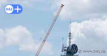 VWN-Turm Telemoritz Hannover: Großkran hievt erstes VW-Logo hinunter