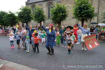 Kinderstoet trekt door de straten van Pittem