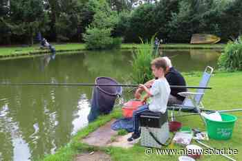 Families nemen het tegen elkaar op tijdens viswedstrijd van De Blauwe Reiger