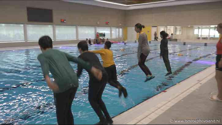 Zeewolde - Kinderen uit azc Zeewolde halen hun zwemdiploma