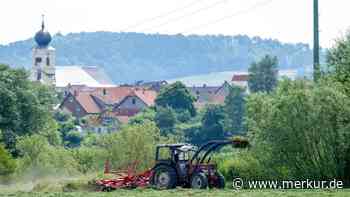 Jahrelanger Streit unter Nachbarn eskaliert: Landwirt fährt Mann mit Traktor an