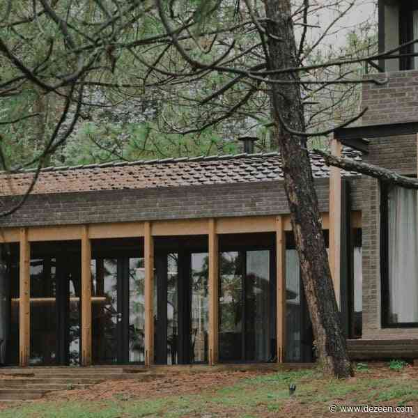 Domestico Estudio clads house with grey brick in Mexican forest