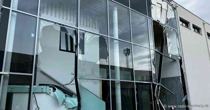 Lastwagenfahrer rammt Kirchengebäude in Österreich