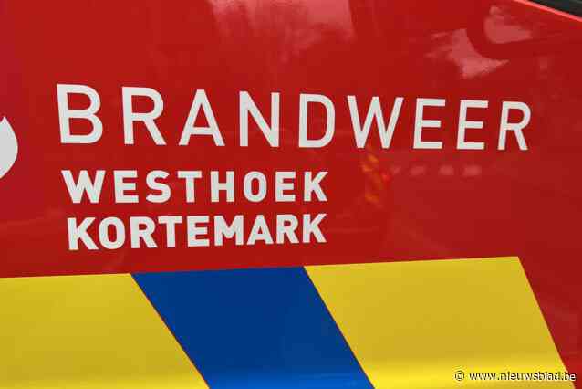 Brandweer ruimt oliespoor van tractor op