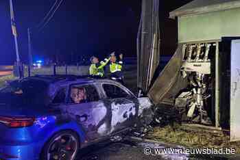 Audi knalt tegen elektriciteitscabine en brandt volledig uit, inzittenden kunnen nog ontsnappen