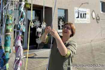 Katleen nodigt kinderen uit om tutjes aan kleurrijke boom te hangen: “We geven er ook een mooi cadeau voor”
