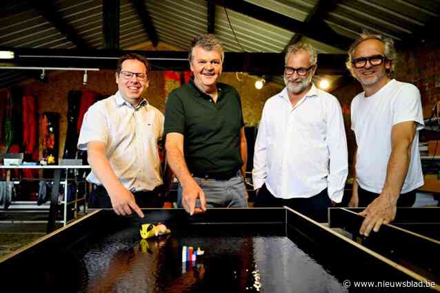 Kunstenaar Adalbert giet duizenden stukjes speelgoed in hars voor balie van Speelgoedmuseum: “Ik werk de klok rond om alles op tijd klaar te krijgen”