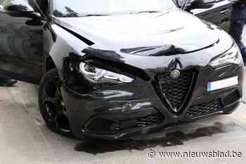 Boompje en verkeersbord weggemaaid door bestuurder die in slaap valt