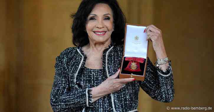 Shirley Bassey erhält Auszeichnung von König Charles