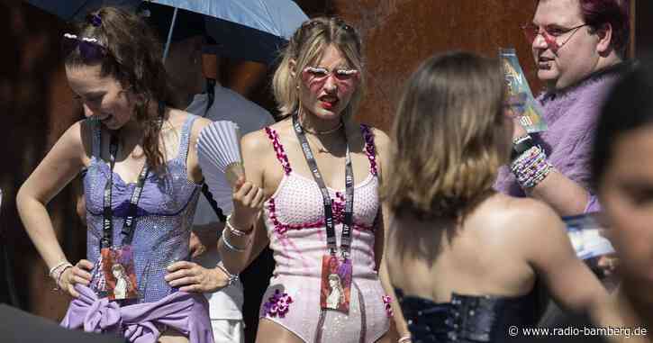 Glitzern in der Sonne: Fans warten auf Taylor Swift