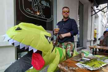 Bierjournalist maakt bier op basis van... dinokoeken: “Op etiket is mijn hoofd in een dinokoek verwerkt”