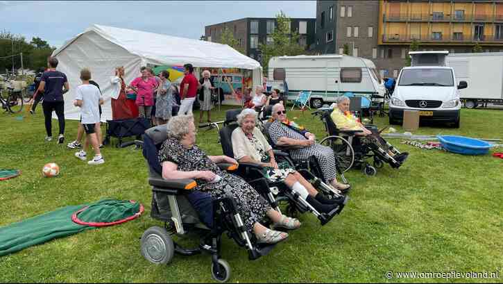 Urk - Senioren krijgen het vakantiegevoel terug tijdens tentenkamp op Urk