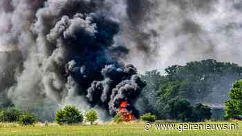 Hakselaar vliegt in vlammen op akker