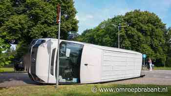 112-nieuws: pakketbezorger op zijn kant • deel van weiland verloren