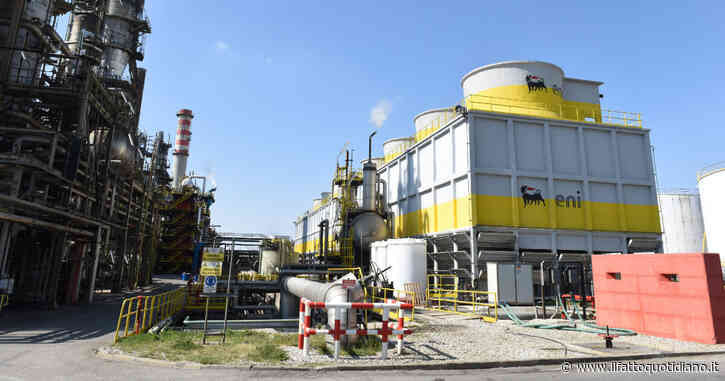 Presidio dei lavoratori in appalto davanti alla raffineria Eni di Livorno. Da due mesi non ricevono lo stipendio